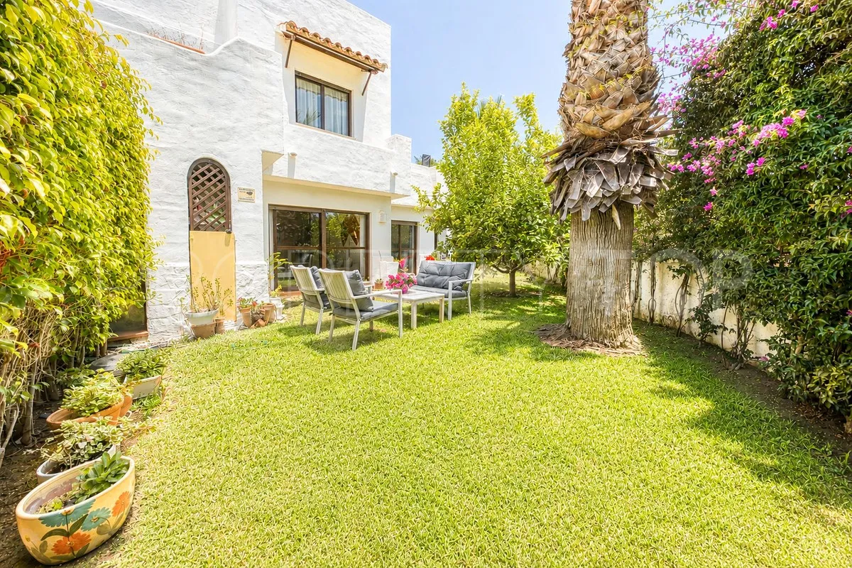 For sale ground floor apartment in Estepona
