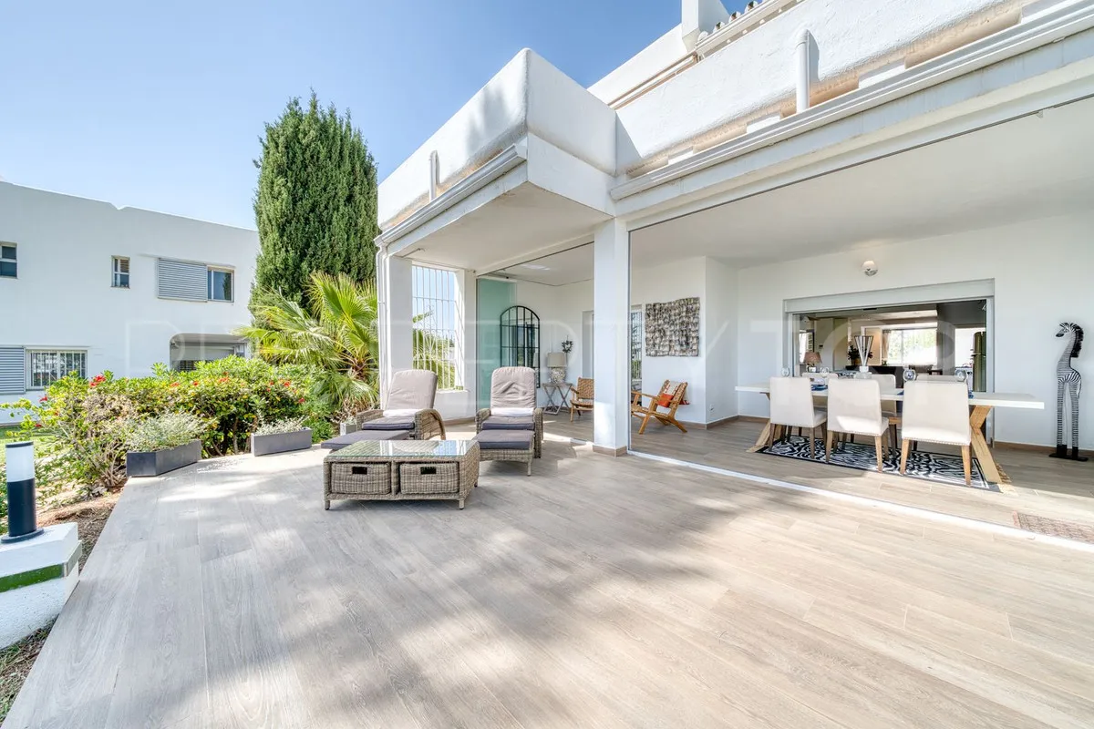 Se vende apartamento planta baja en Aloha