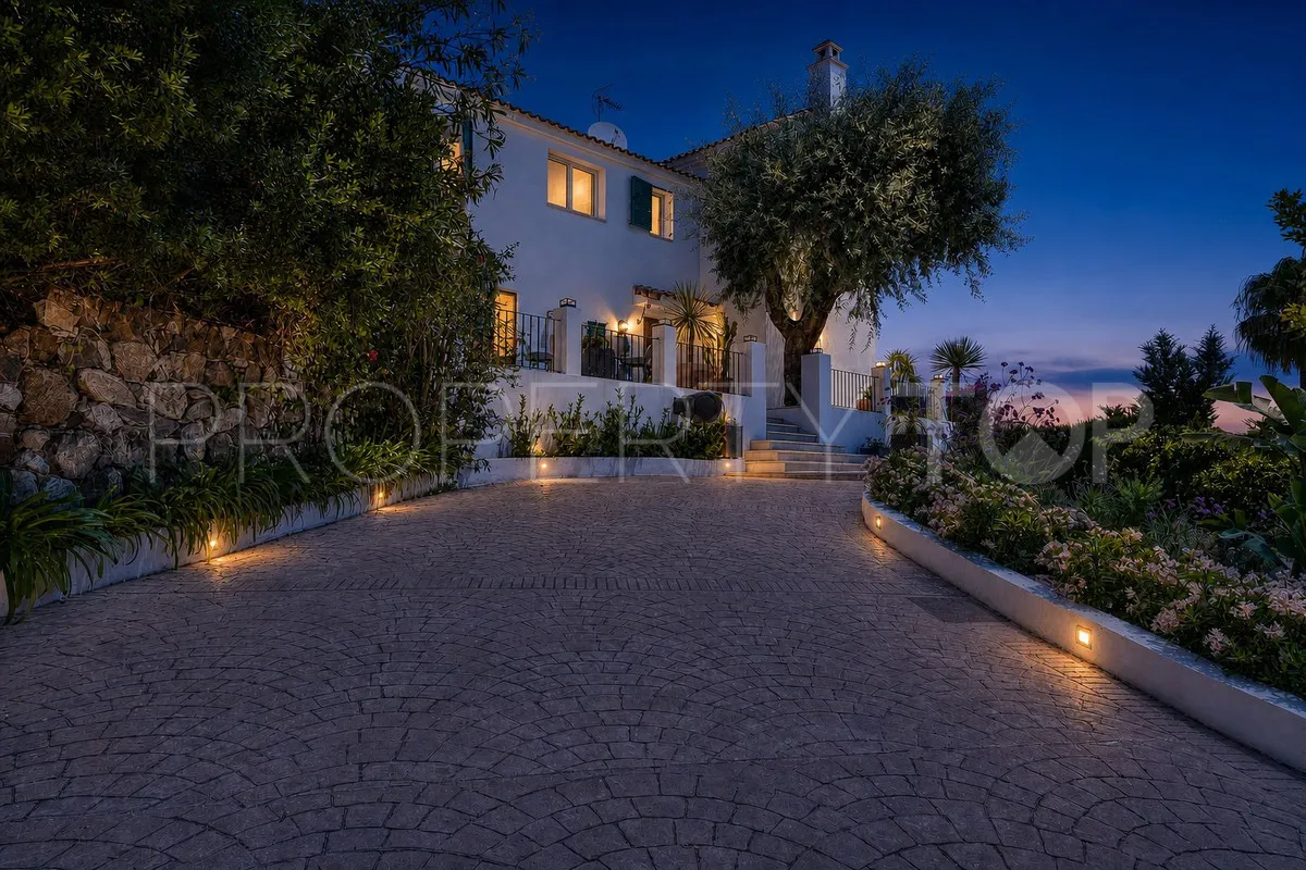 For sale El Madroñal villa