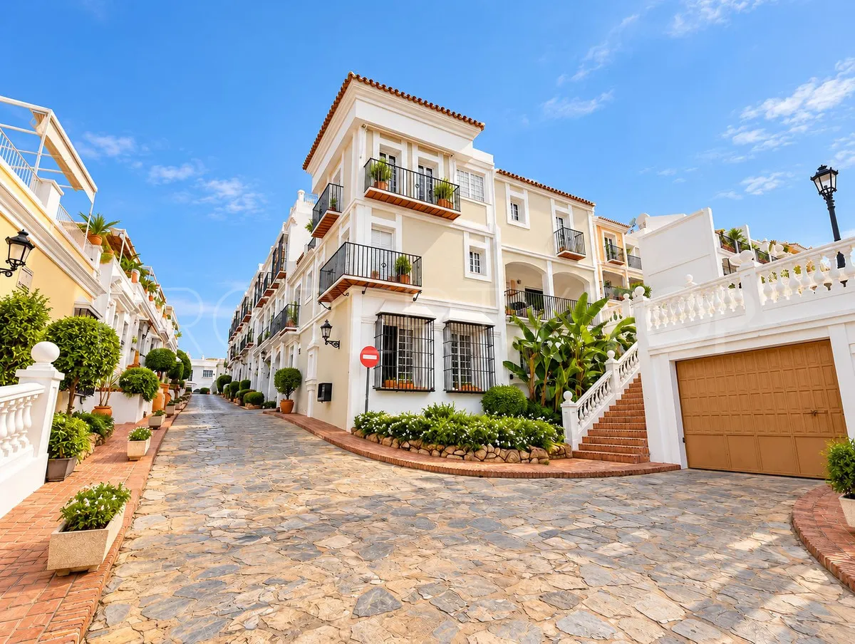 Nueva Andalucia 4 bedrooms town house for sale