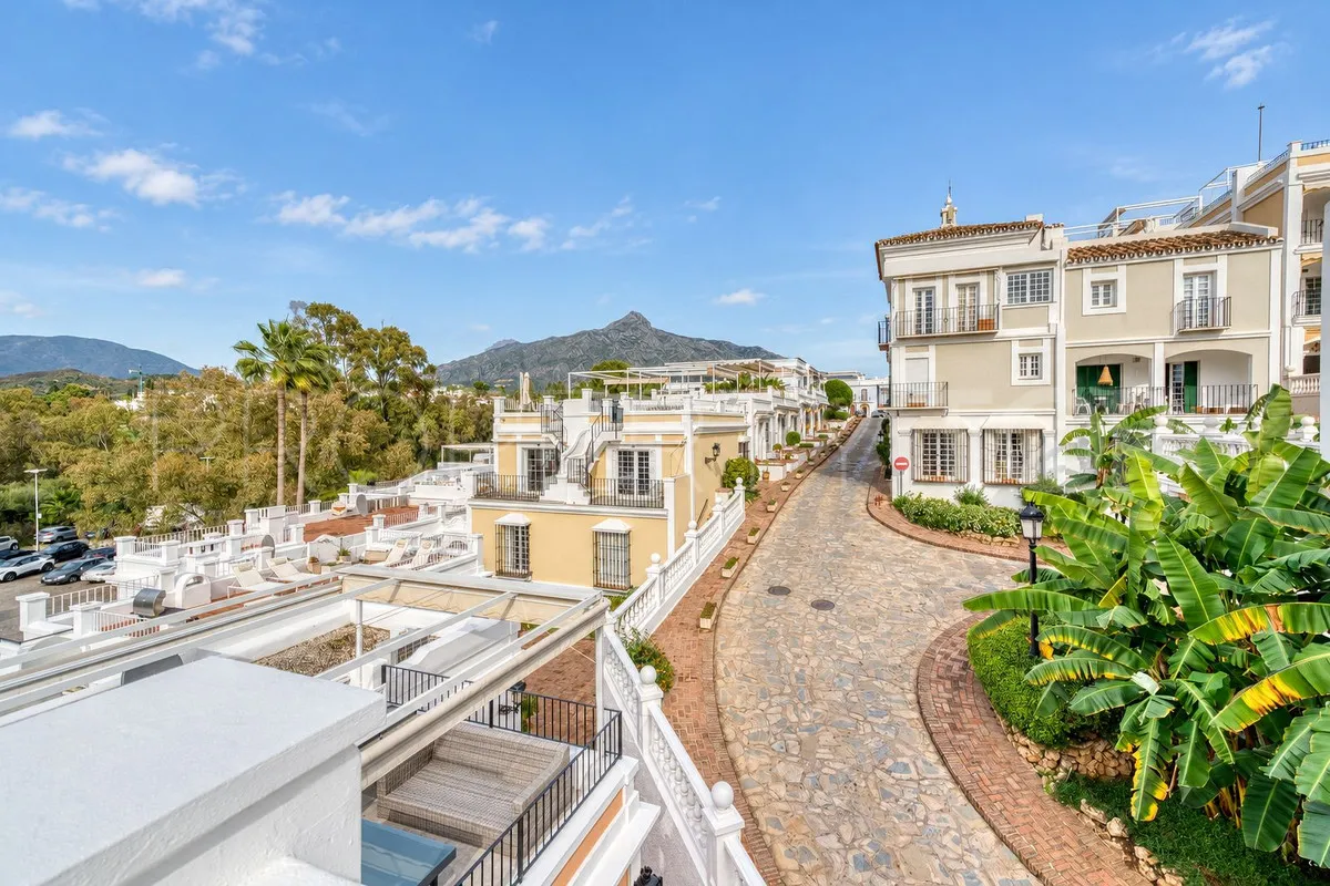 Nueva Andalucia 4 bedrooms town house for sale