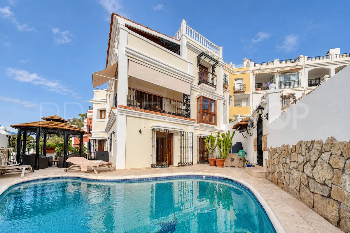 Nueva Andalucia 4 bedrooms town house for sale