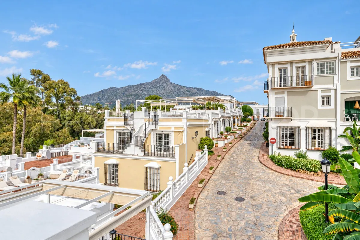 Nueva Andalucia 4 bedrooms town house for sale
