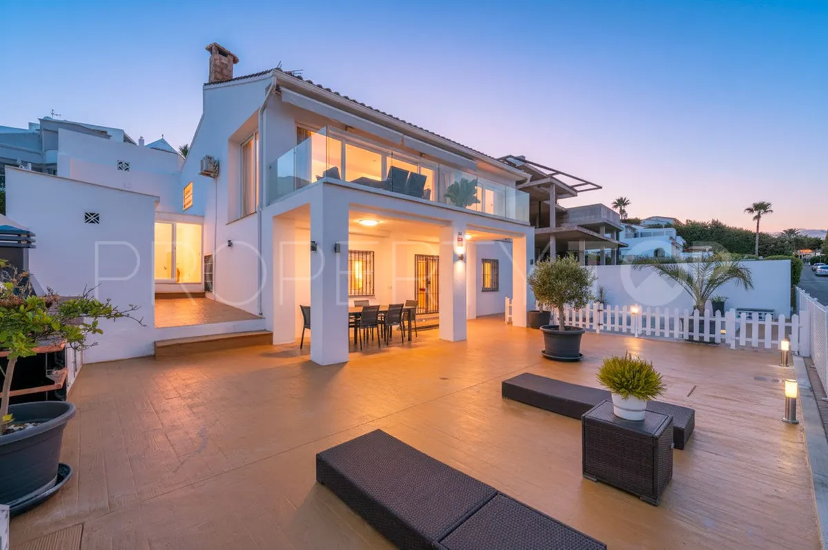 Se vende villa de 5 dormitorios en Estepona