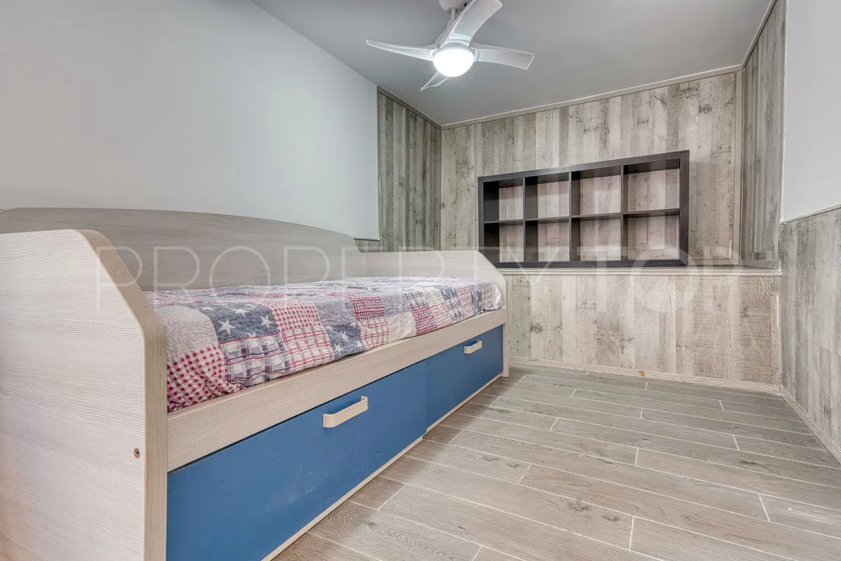 Se vende villa de 5 dormitorios en Estepona