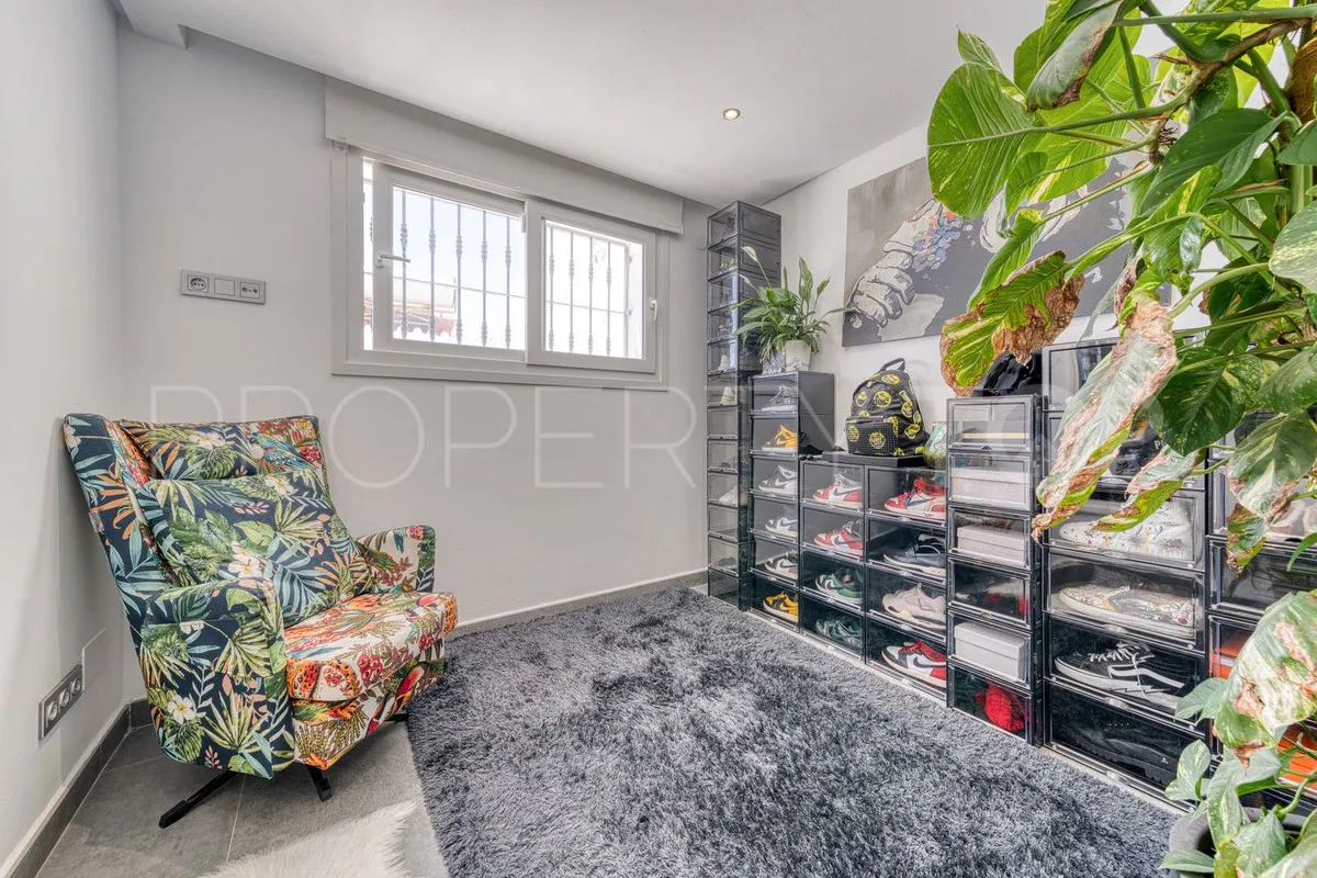 Se vende villa de 5 dormitorios en Estepona
