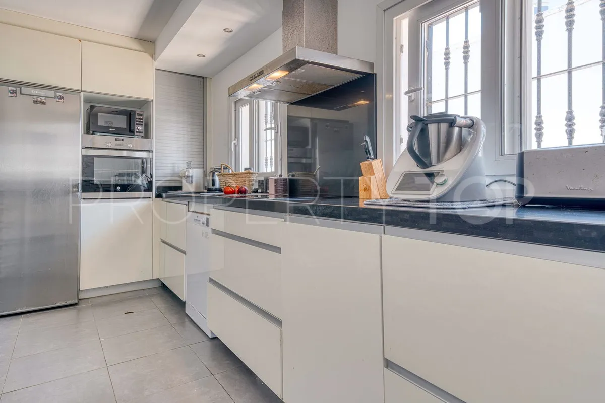 Se vende villa de 5 dormitorios en Estepona