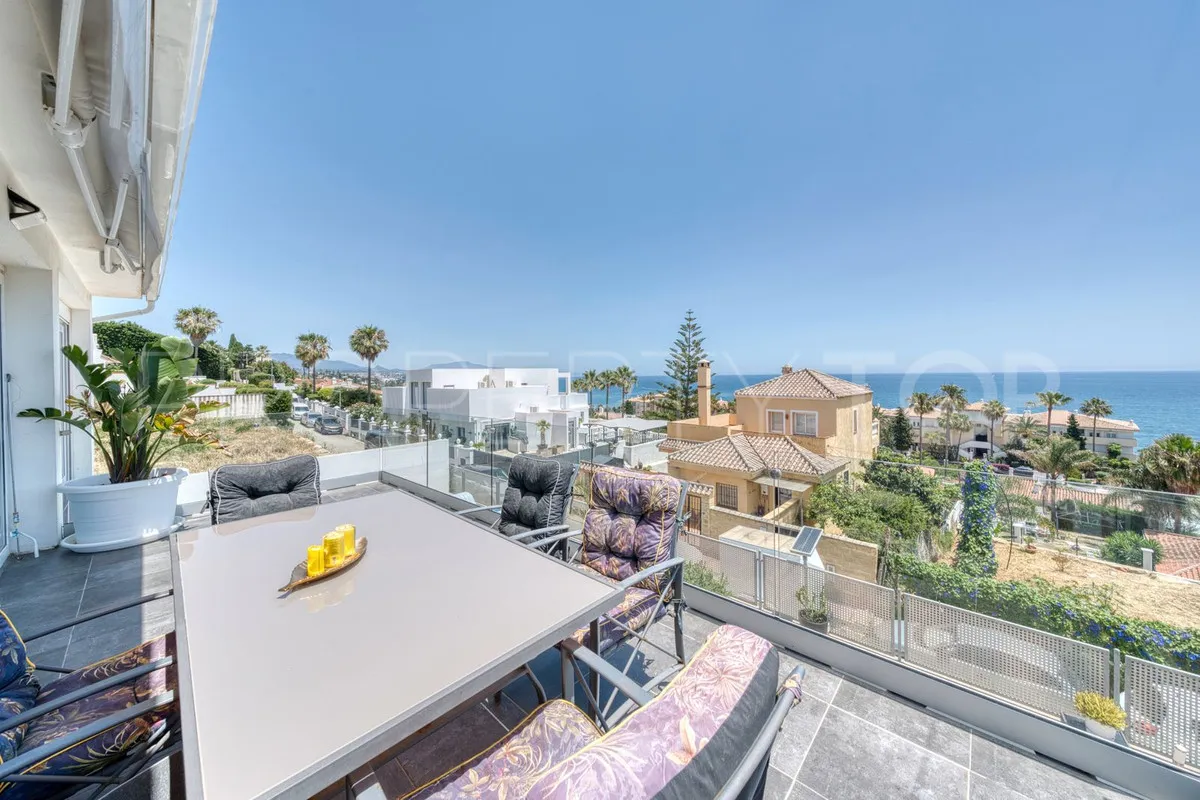 Se vende villa de 5 dormitorios en Estepona