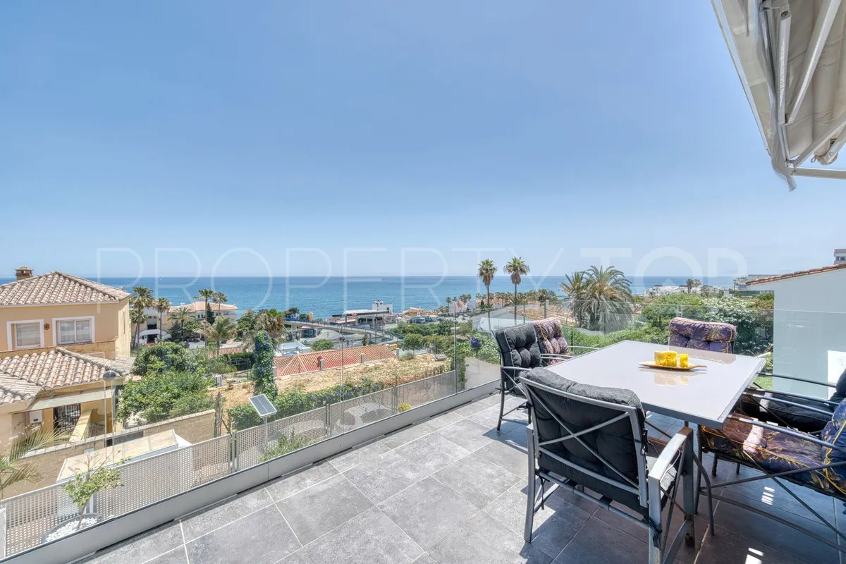 Se vende villa de 5 dormitorios en Estepona