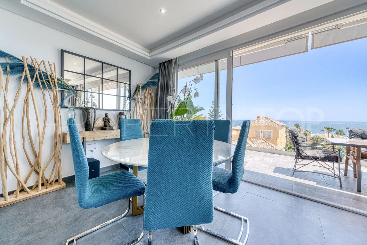Se vende villa de 5 dormitorios en Estepona