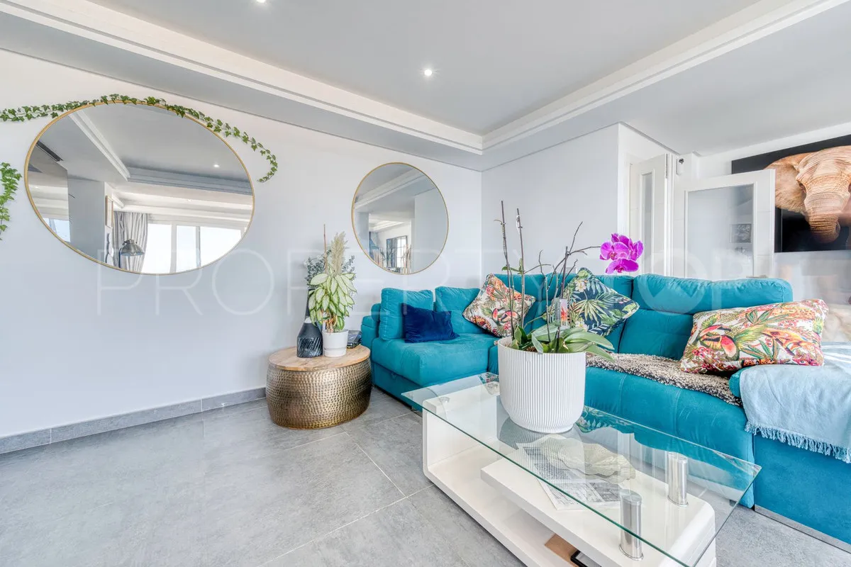 Se vende villa de 5 dormitorios en Estepona