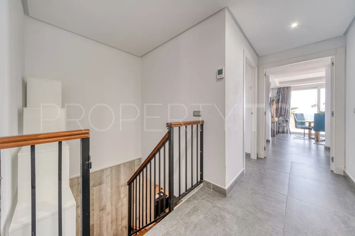 Se vende villa de 5 dormitorios en Estepona