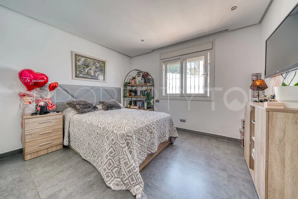 Se vende villa de 5 dormitorios en Estepona