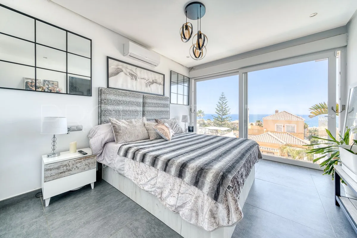 Se vende villa de 5 dormitorios en Estepona