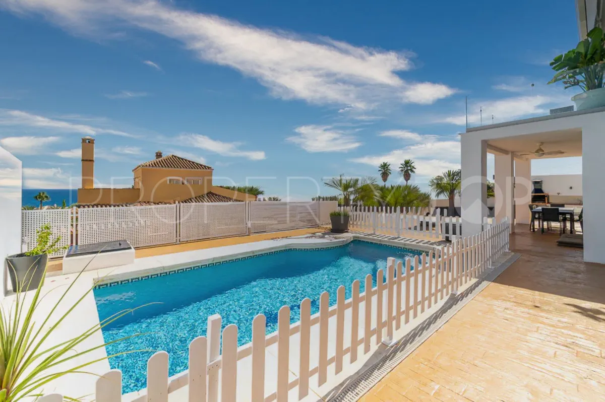 Se vende villa de 5 dormitorios en Estepona