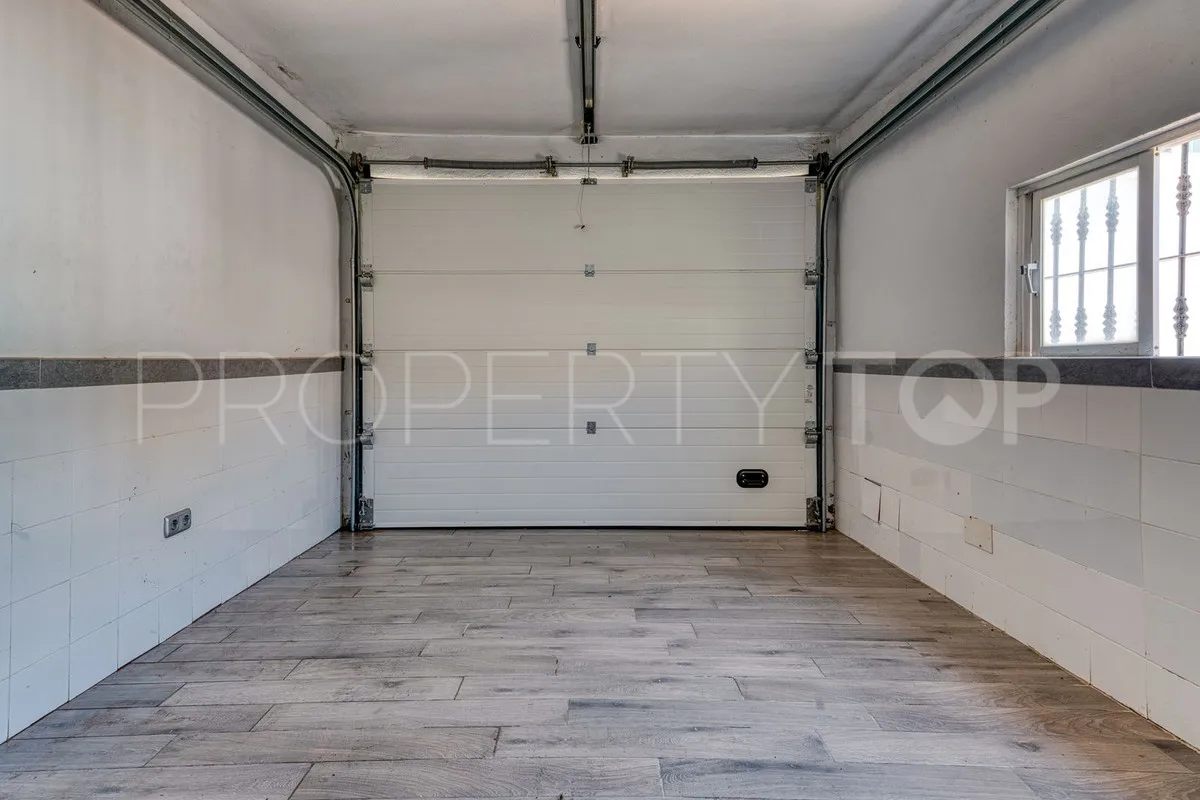Se vende villa de 5 dormitorios en Estepona