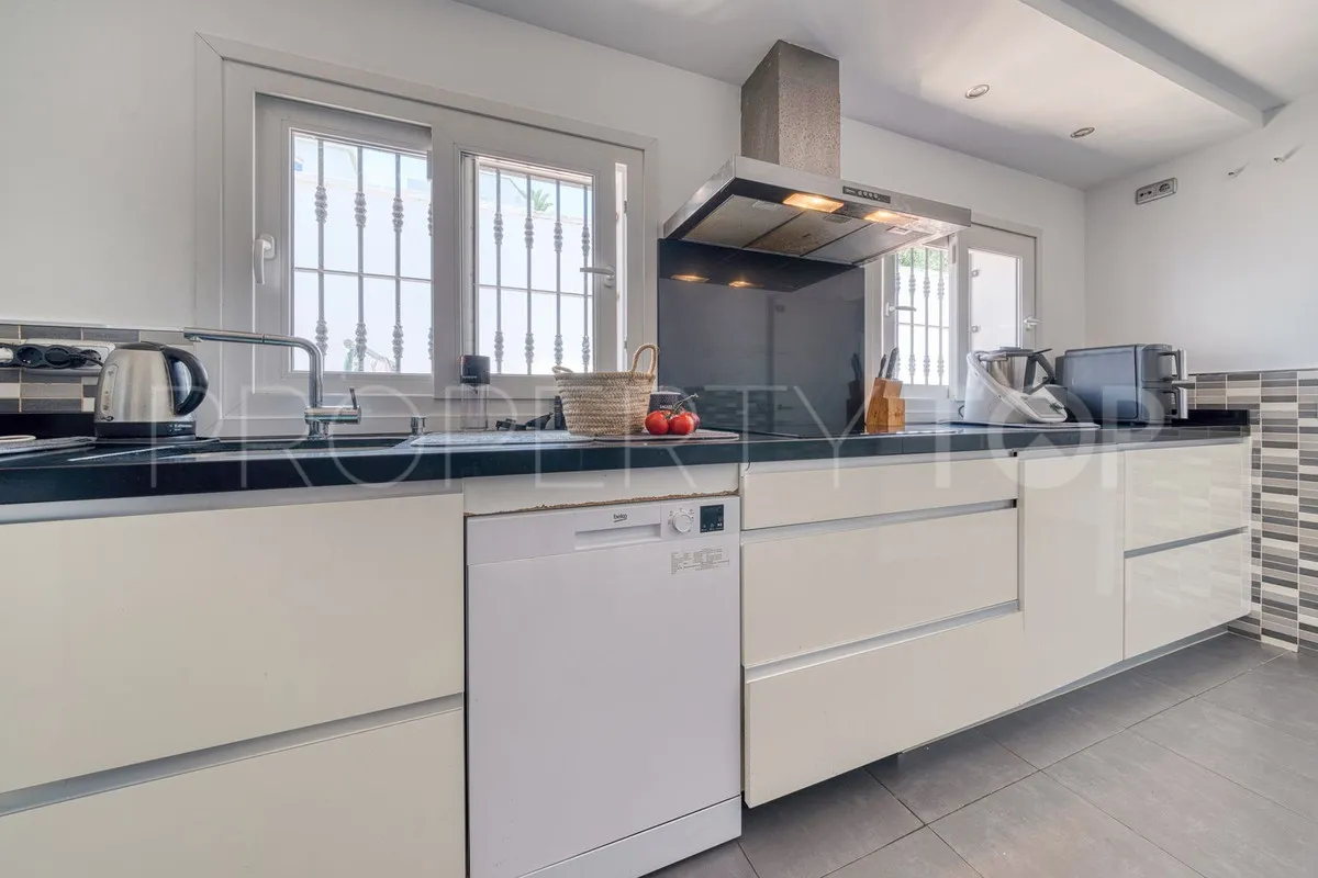 Se vende villa de 5 dormitorios en Estepona