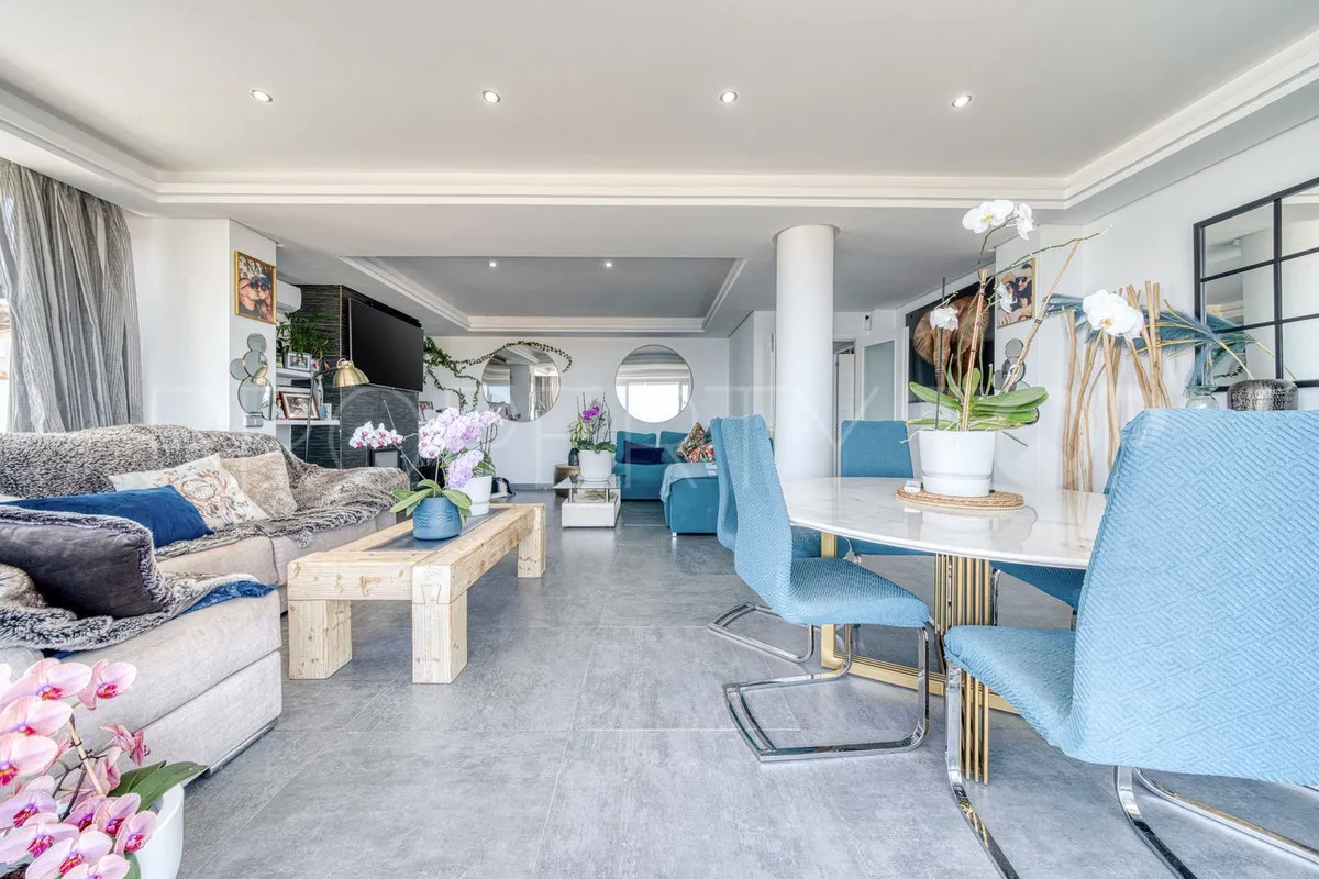 Se vende villa de 5 dormitorios en Estepona
