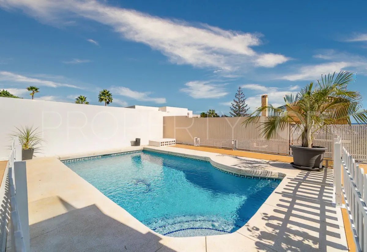 Se vende villa de 5 dormitorios en Estepona