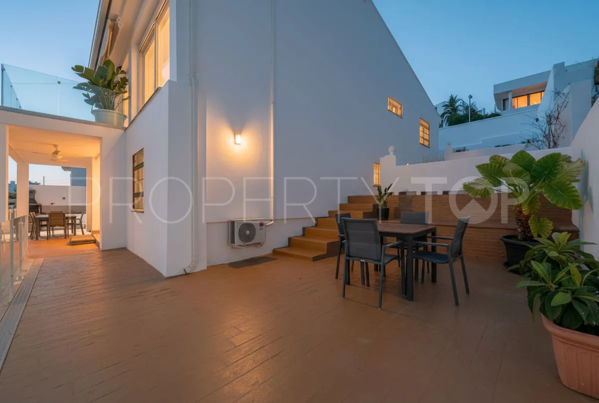 Se vende villa de 5 dormitorios en Estepona