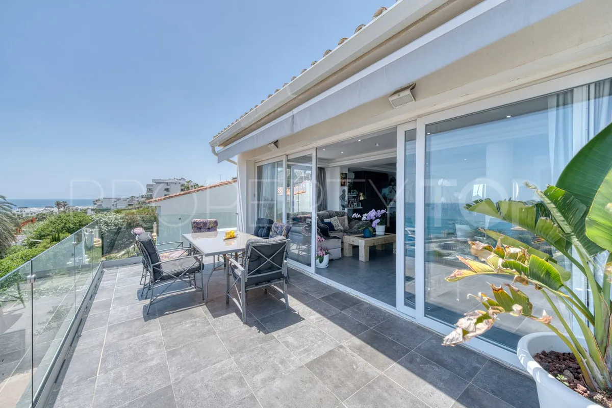 Se vende villa de 5 dormitorios en Estepona