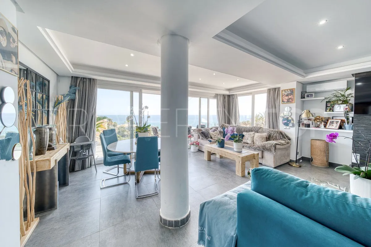 Se vende villa de 5 dormitorios en Estepona