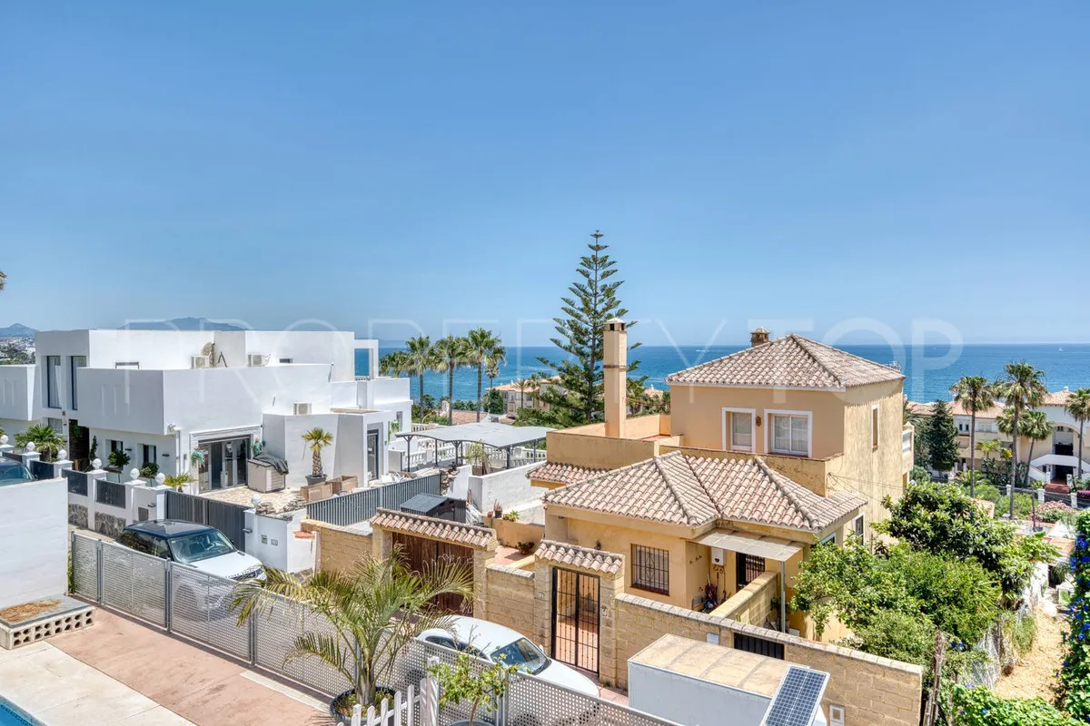 Se vende villa de 5 dormitorios en Estepona