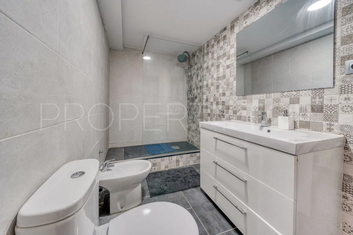 Se vende villa de 5 dormitorios en Estepona