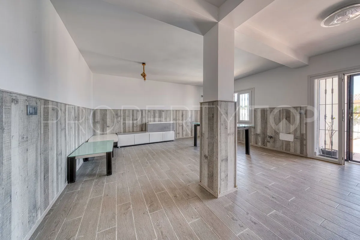 Se vende villa de 5 dormitorios en Estepona