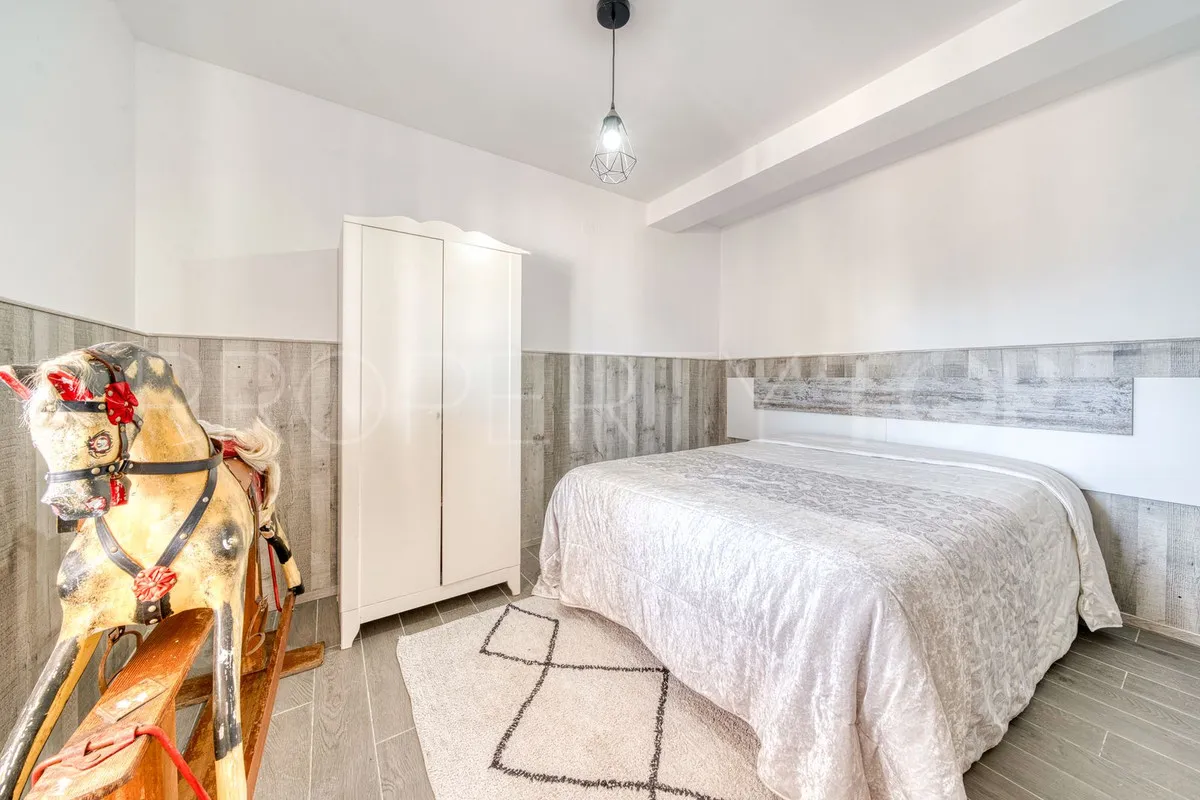 Se vende villa de 5 dormitorios en Estepona