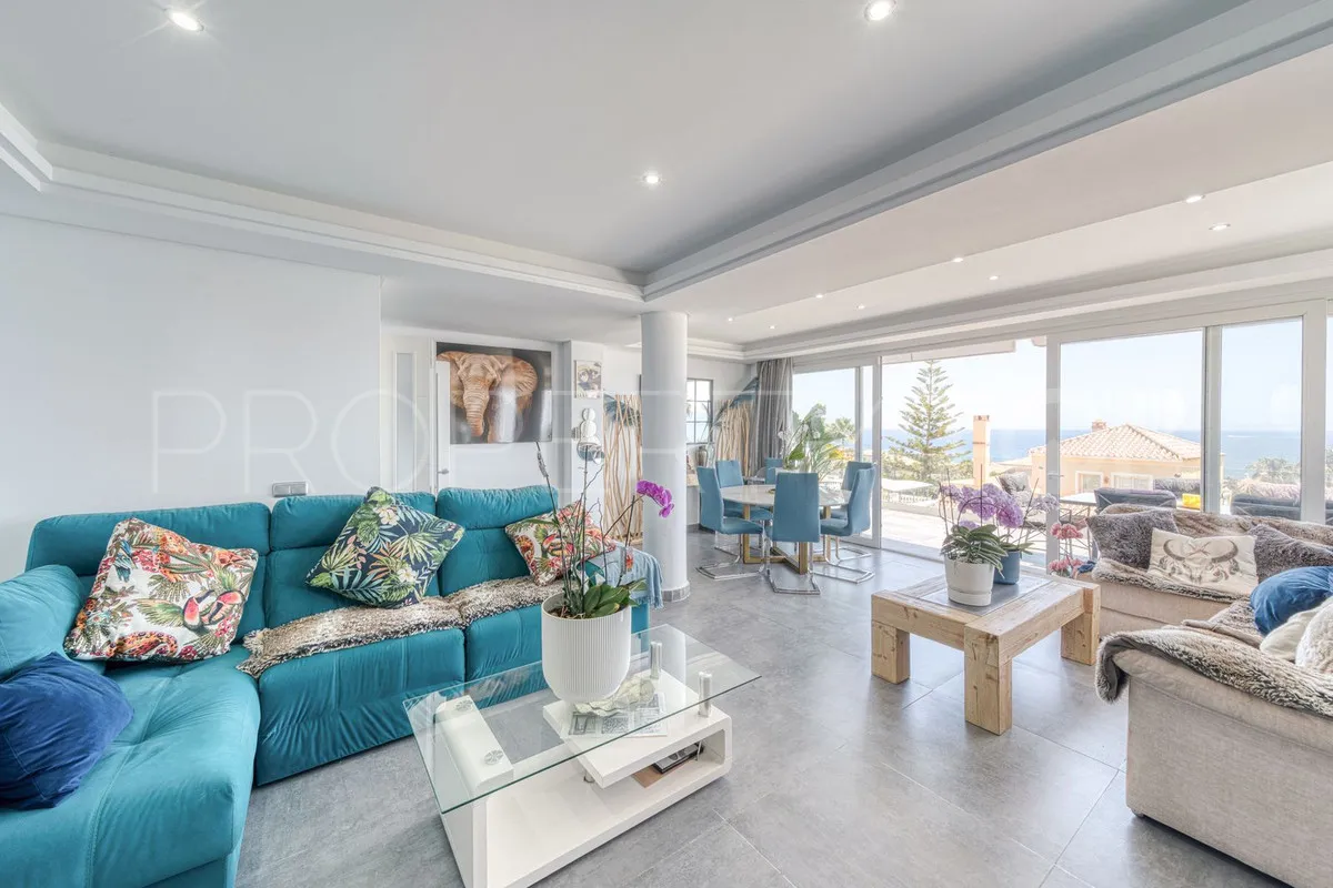 Se vende villa de 5 dormitorios en Estepona