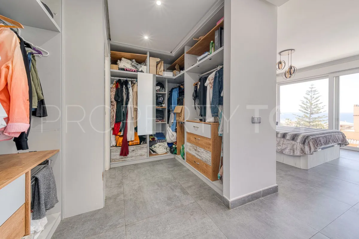 Se vende villa de 5 dormitorios en Estepona