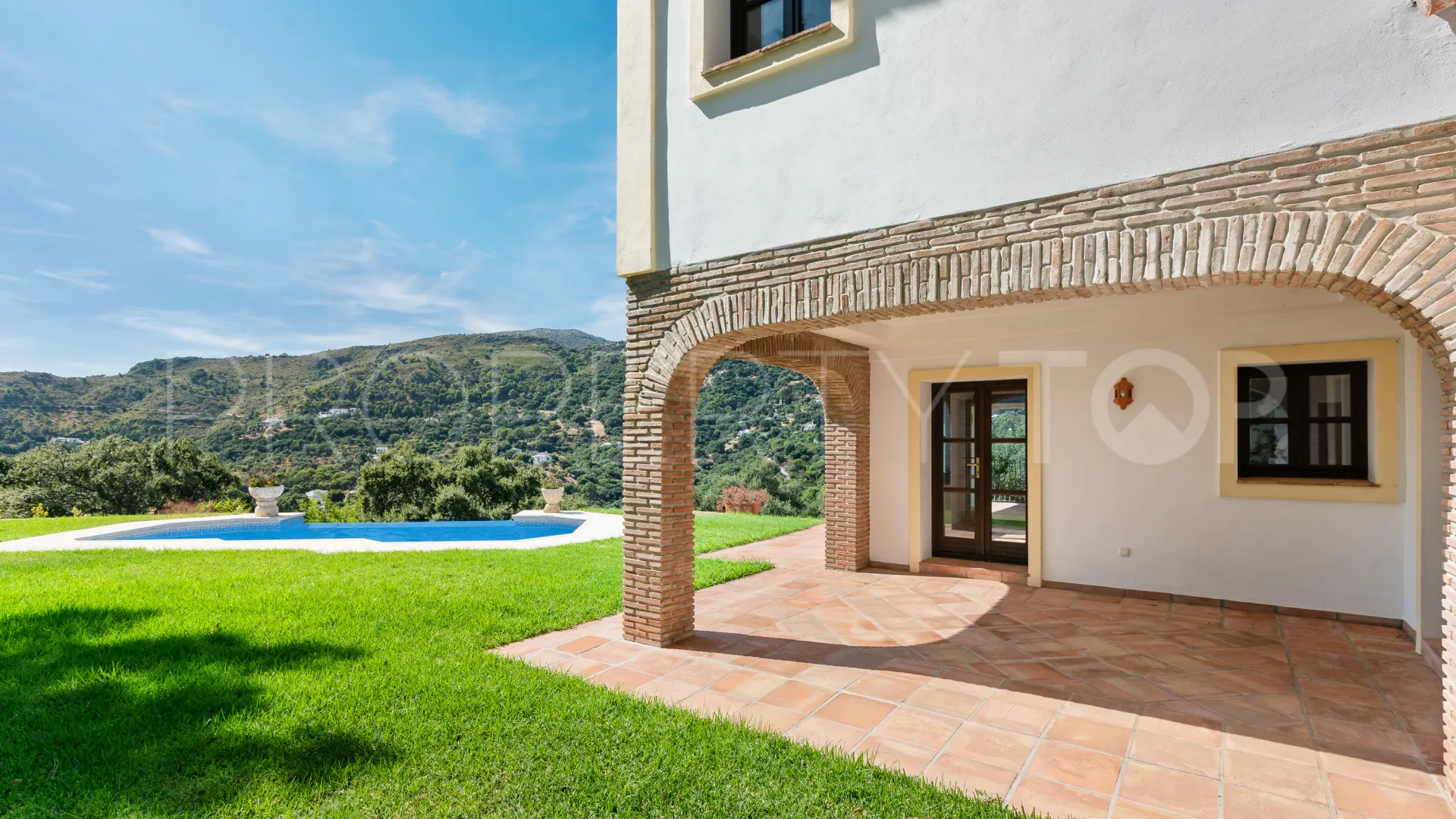Casares Montaña villa for sale