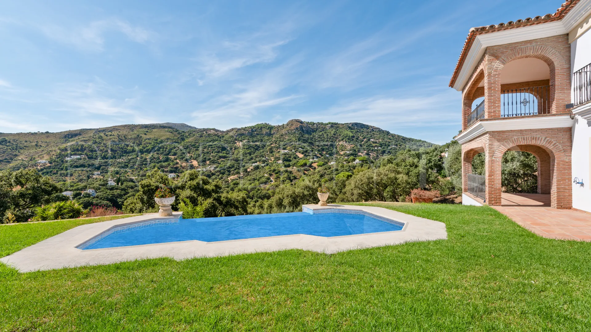 Casares Montaña villa for sale