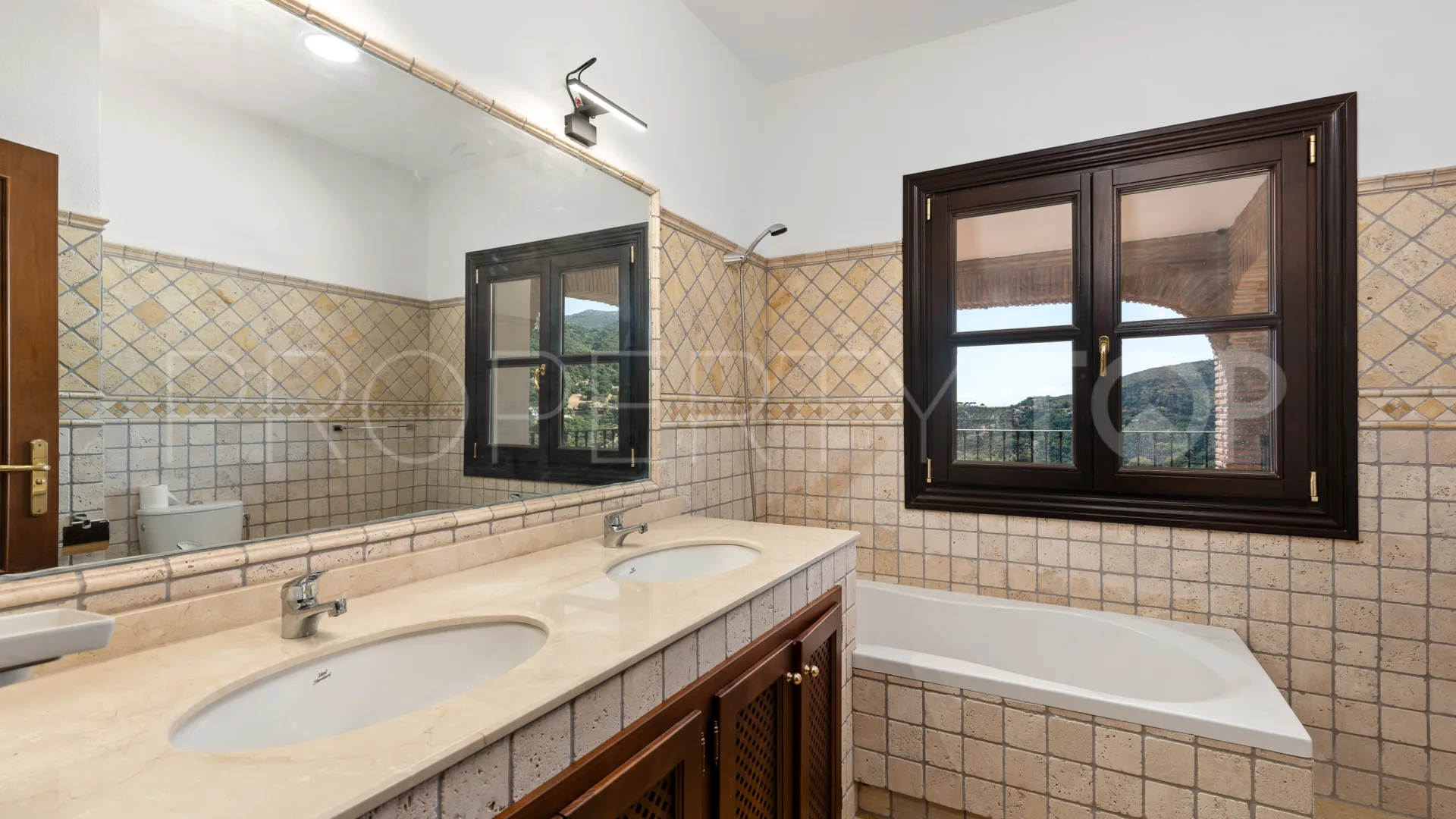 Casares Montaña villa for sale