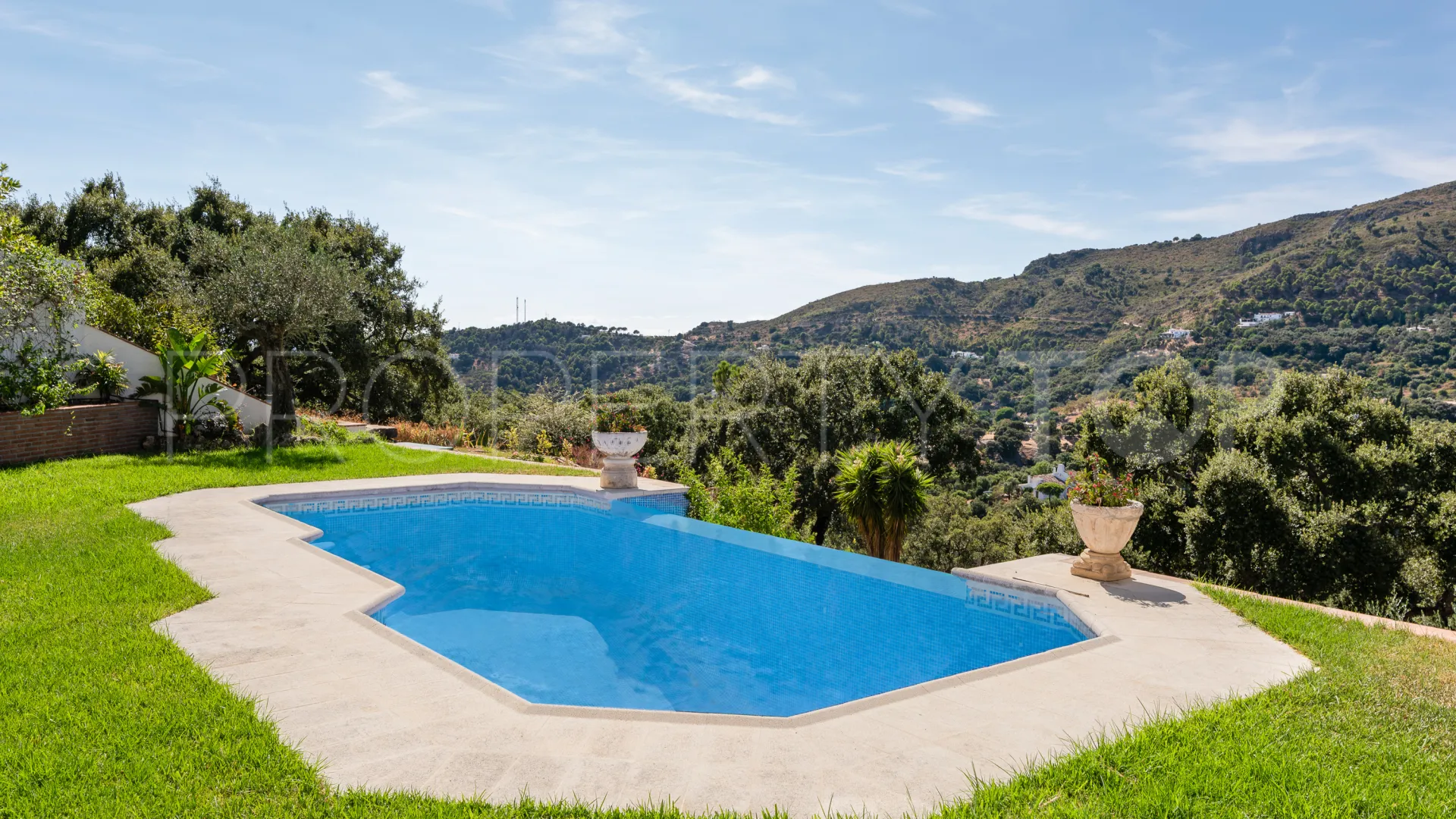 Casares Montaña villa for sale