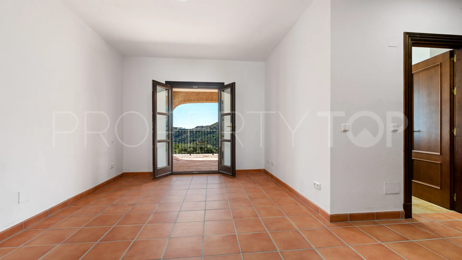 Casares Montaña villa for sale