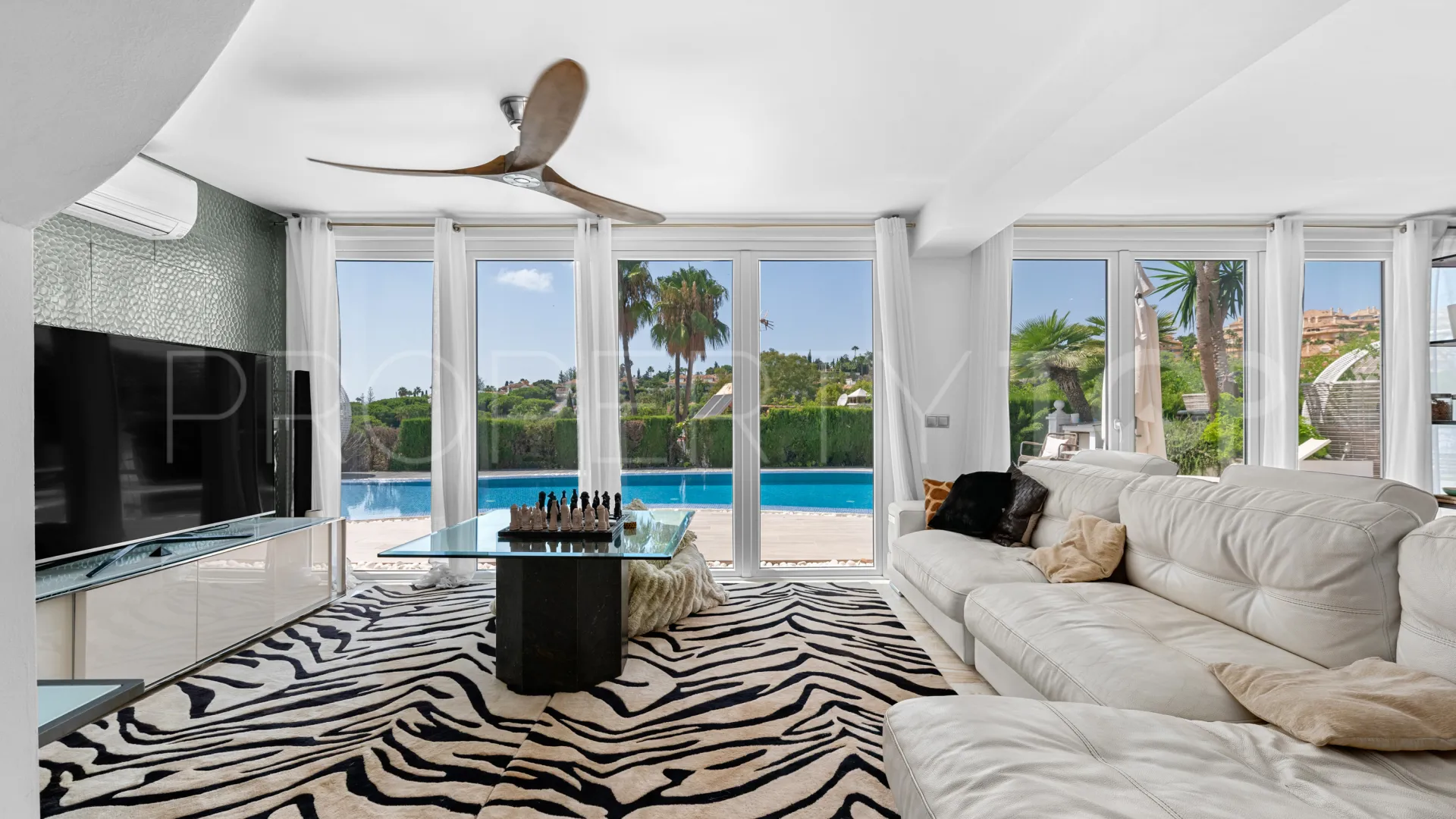 Elviria, villa con 5 dormitorios en venta