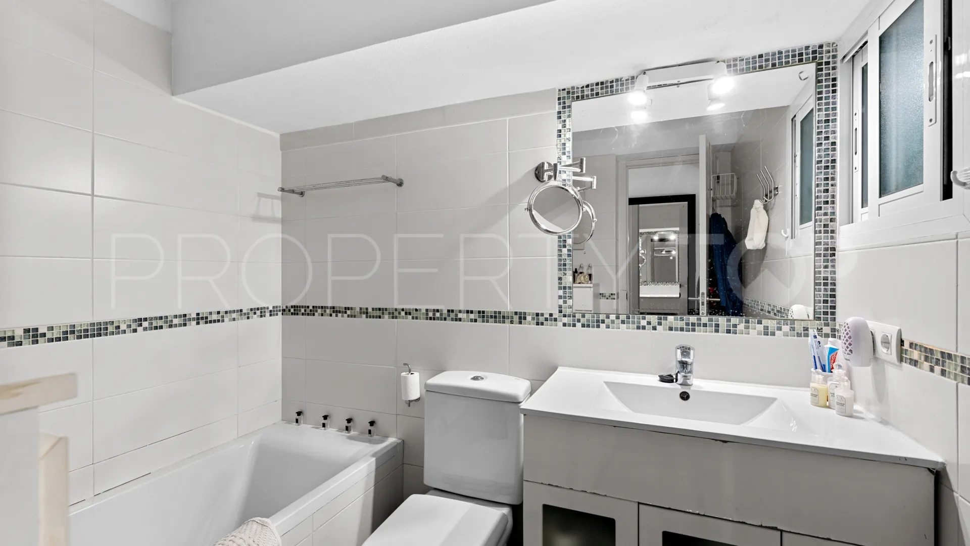 Semi detached house for sale in Bahia Dorada with 3 bedrooms