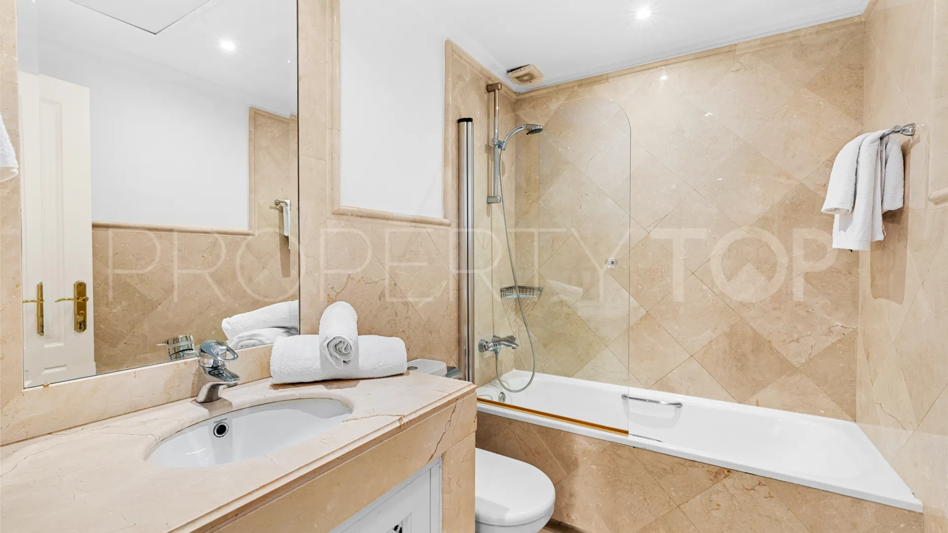 Majestic ground floor apartment for sale