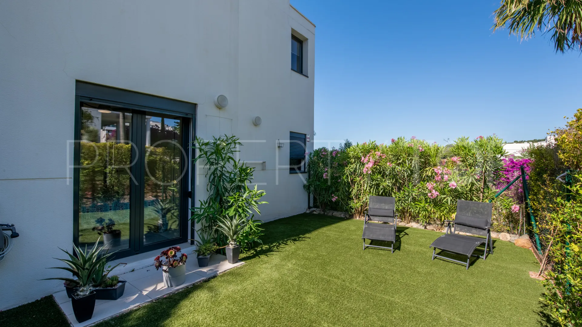 Se vende apartamento planta baja en Las Olas de 3 dormitorios