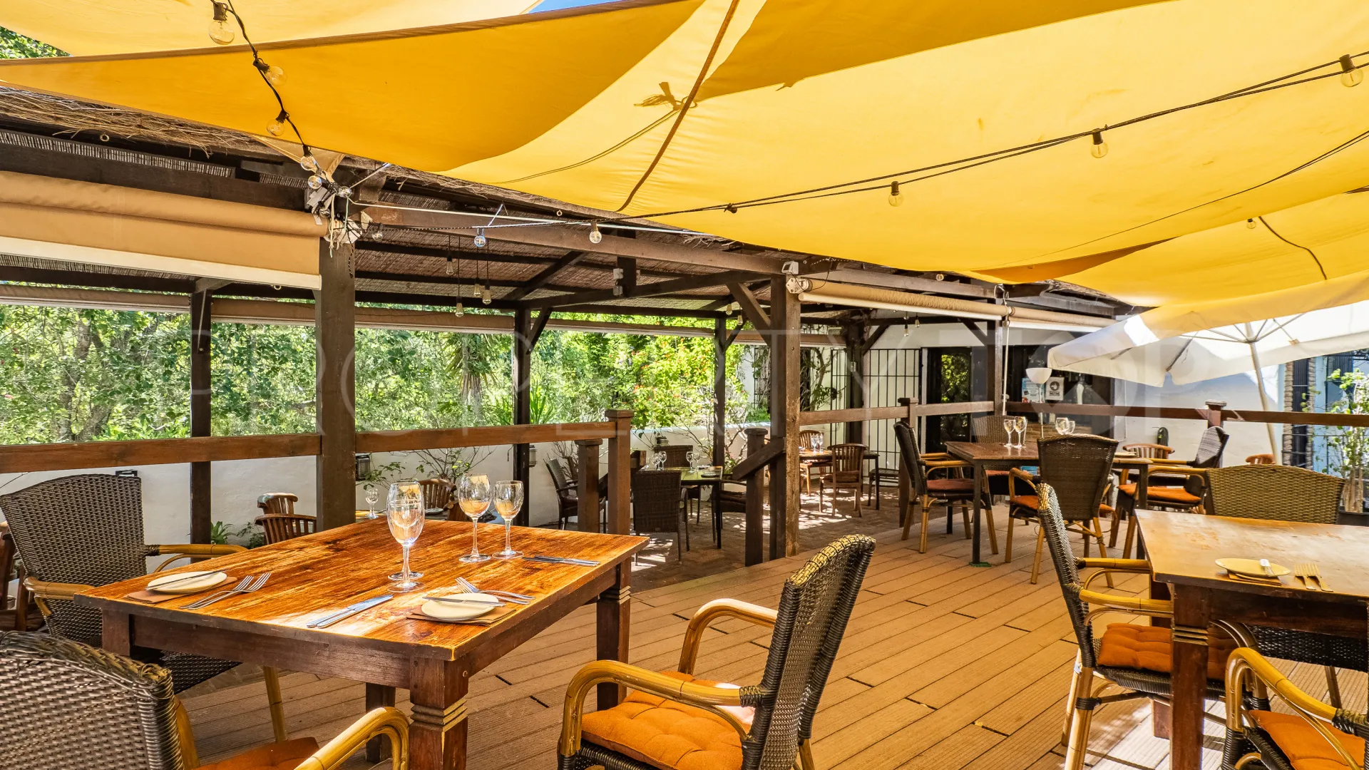Buy restaurant in Casares Montaña with 3 bedrooms