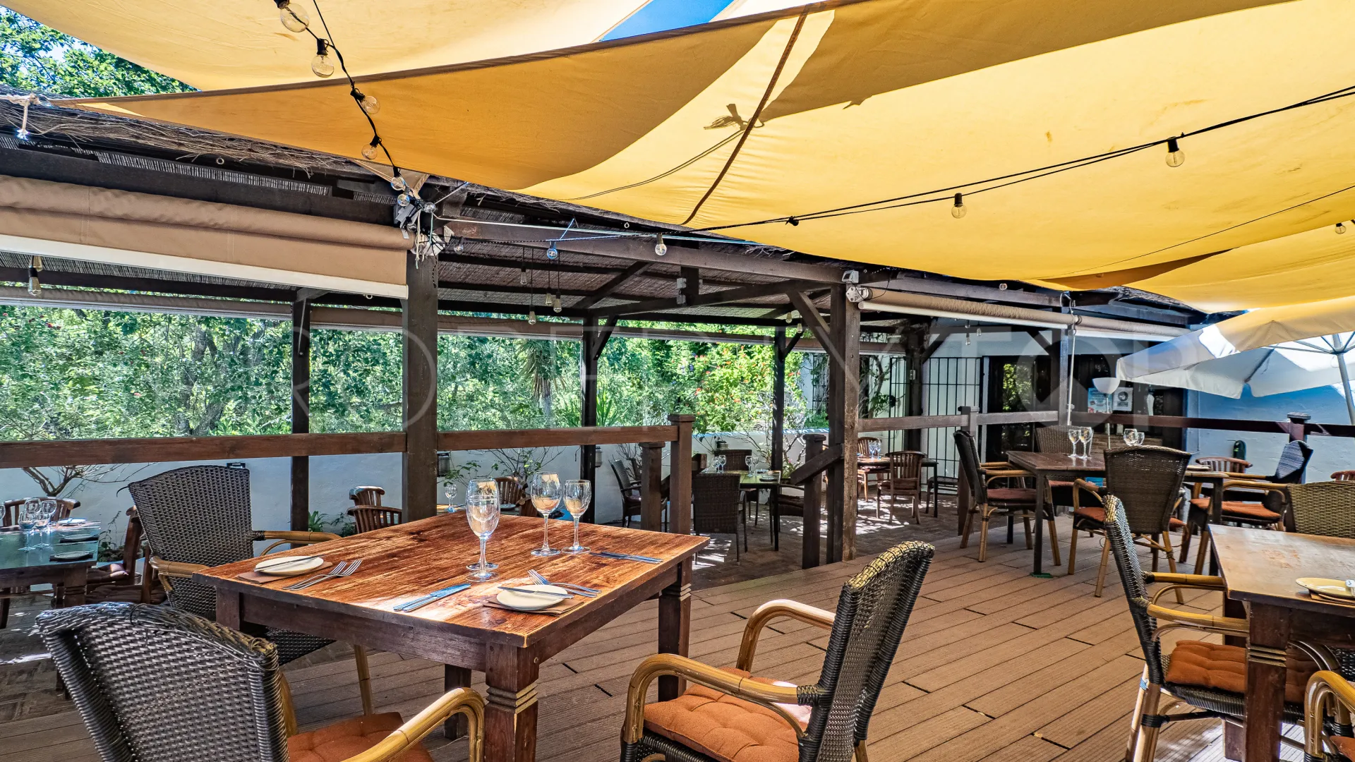 Buy restaurant in Casares Montaña with 3 bedrooms