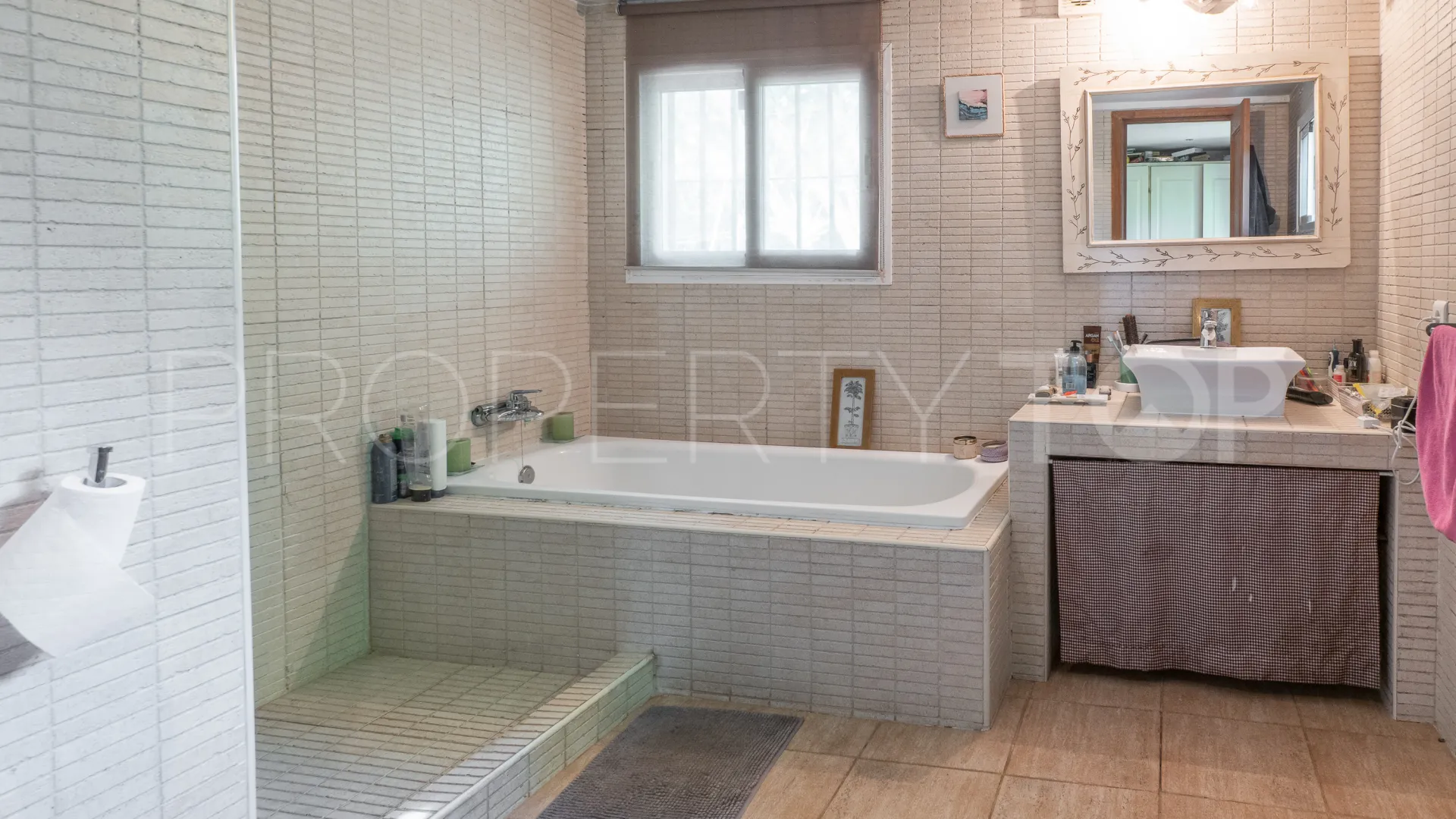 Buy restaurant in Casares Montaña with 3 bedrooms