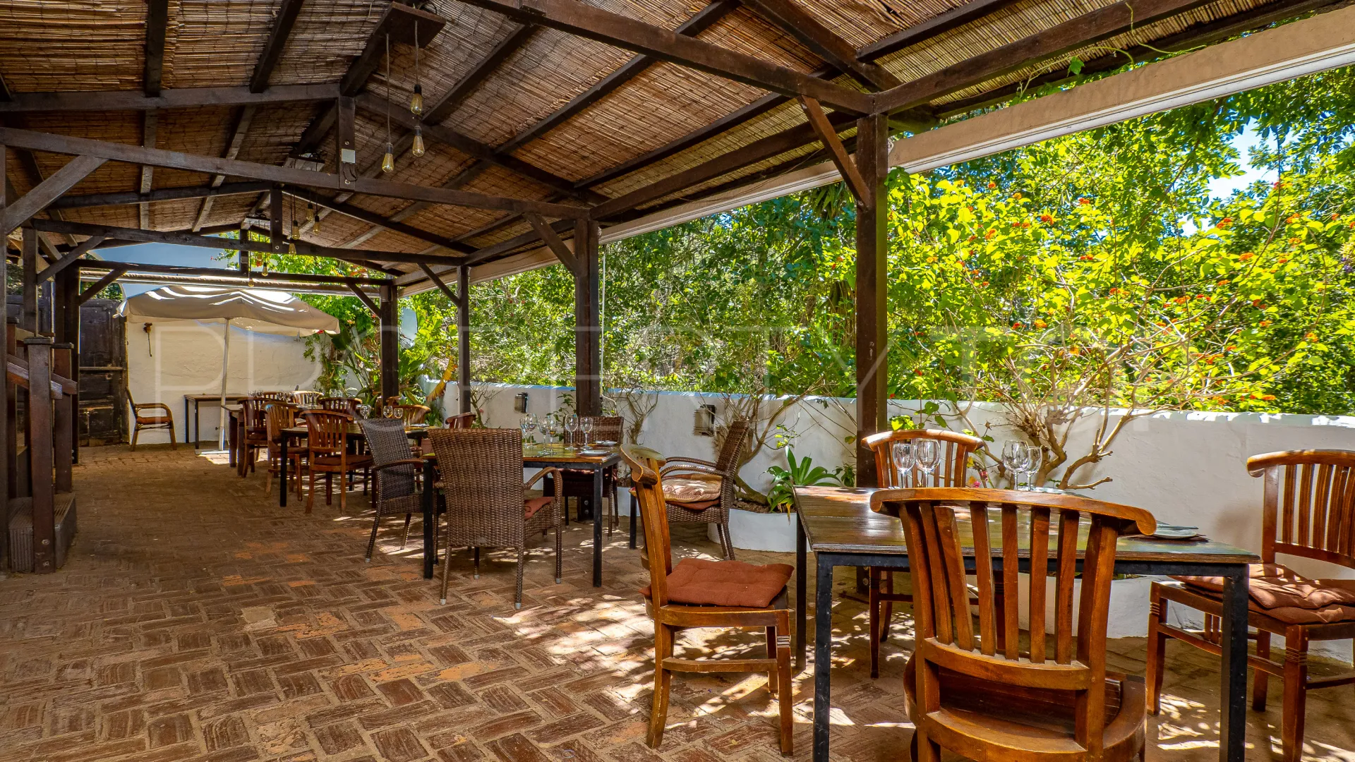 Buy restaurant in Casares Montaña with 3 bedrooms
