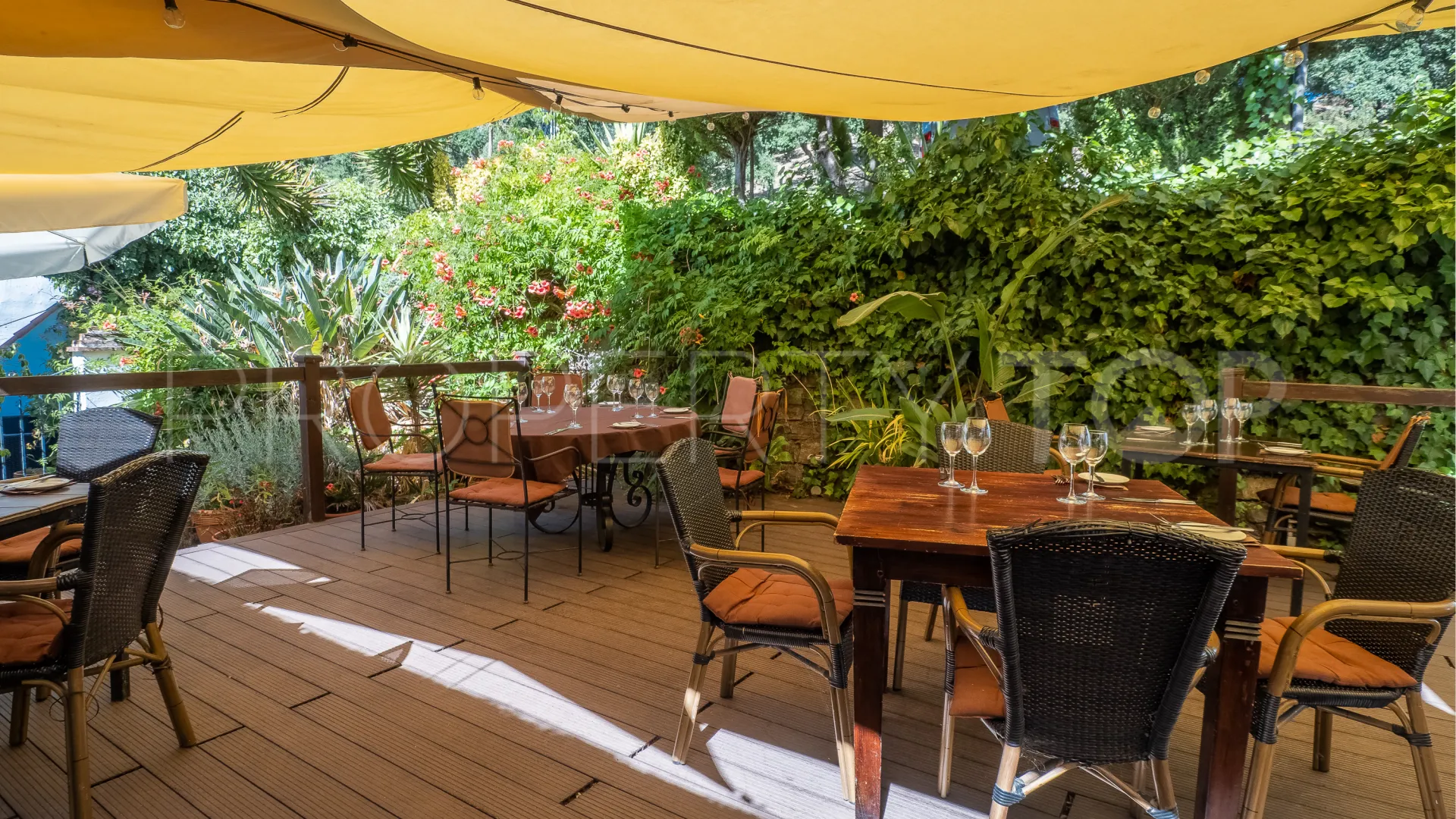 Buy restaurant in Casares Montaña with 3 bedrooms