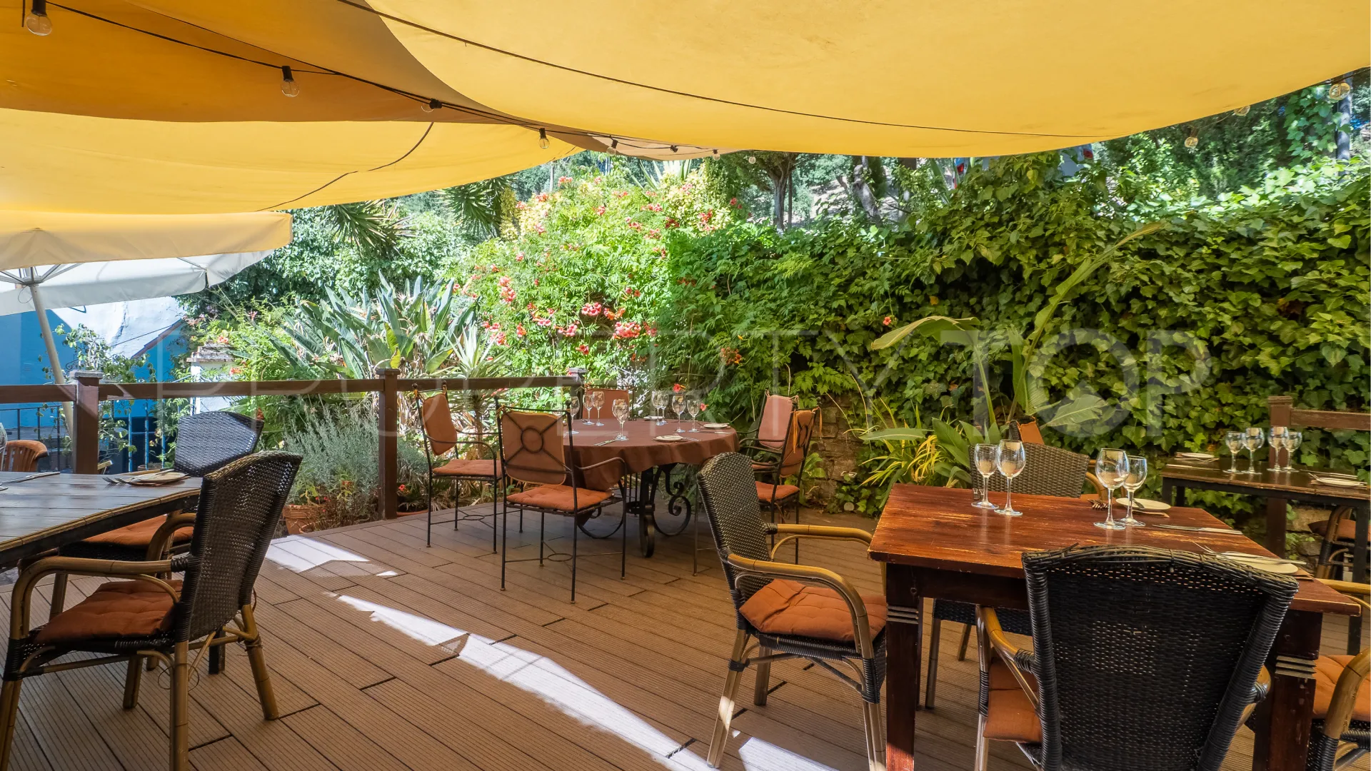 Buy restaurant in Casares Montaña with 3 bedrooms