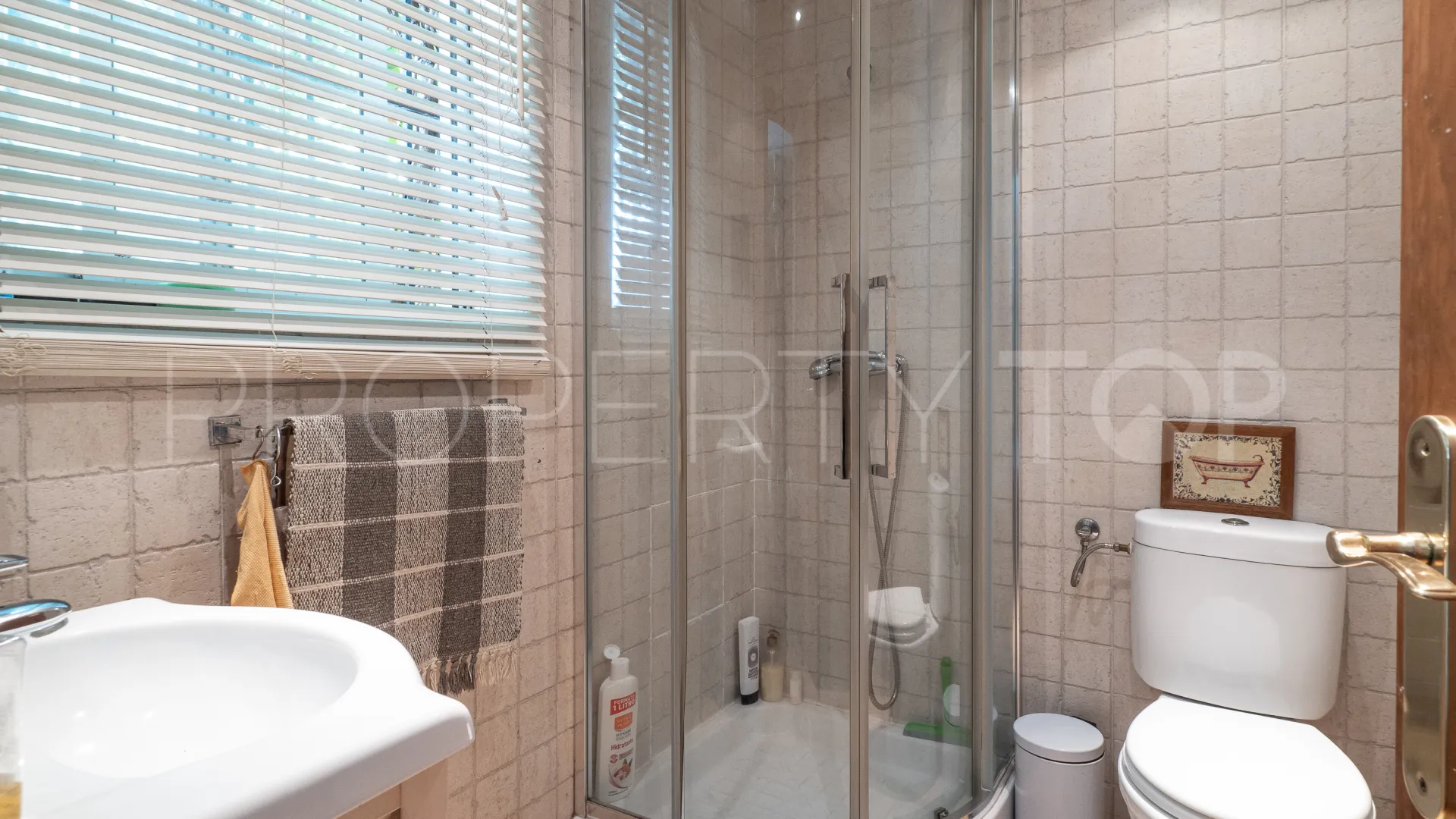 Buy restaurant in Casares Montaña with 3 bedrooms
