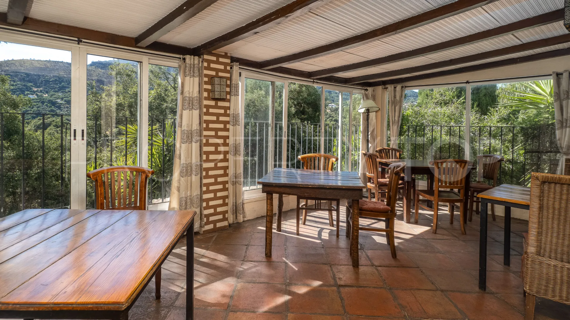 Buy restaurant in Casares Montaña with 3 bedrooms