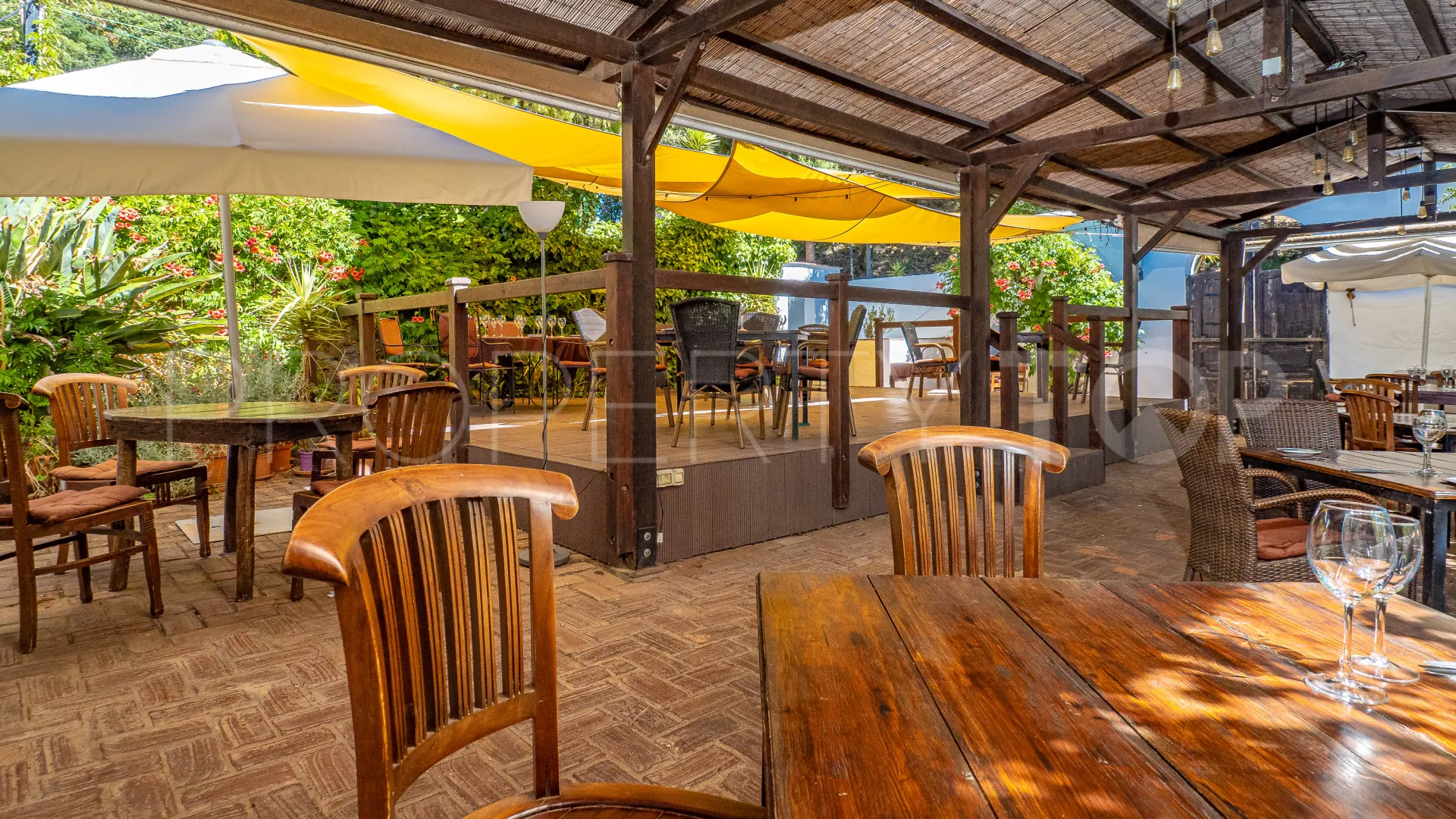 Buy restaurant in Casares Montaña with 3 bedrooms